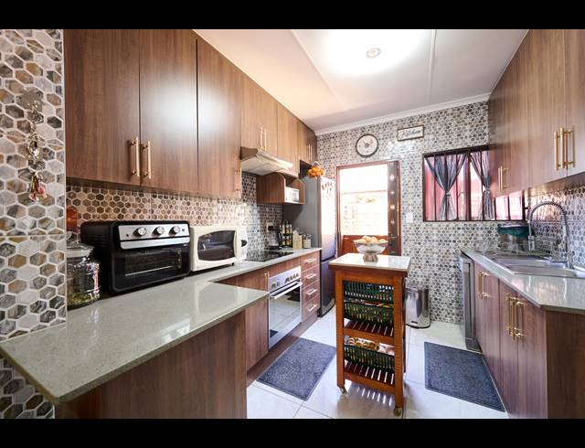 3 BEDROOM TOWNHOUSE FOR SALE IN HALFWAY GARDENS